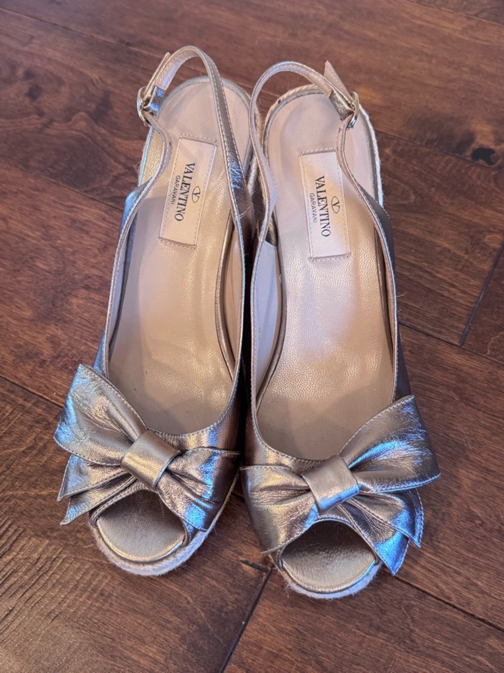 Valentino Garavani Gold Bow Wedges EU 38 (US 7.5-8)